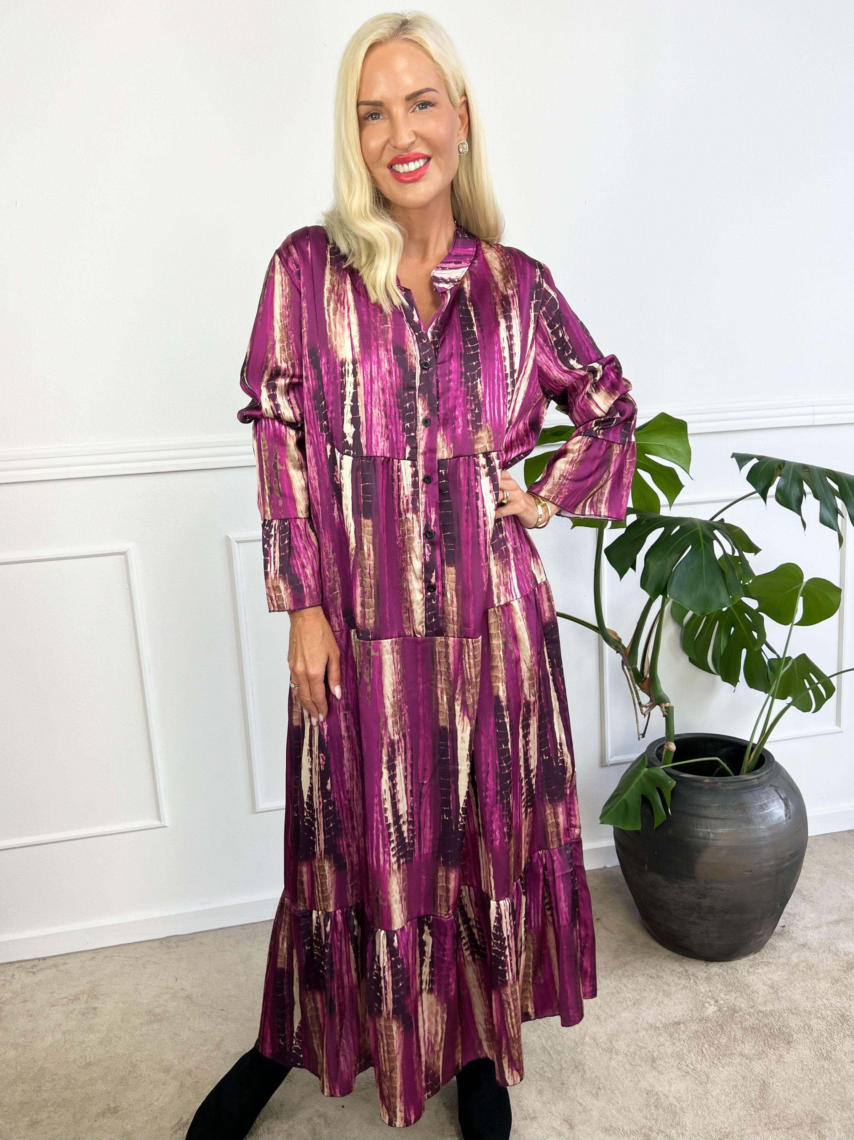 Flores - Lang mønstret lag på lag kjole i silkelook